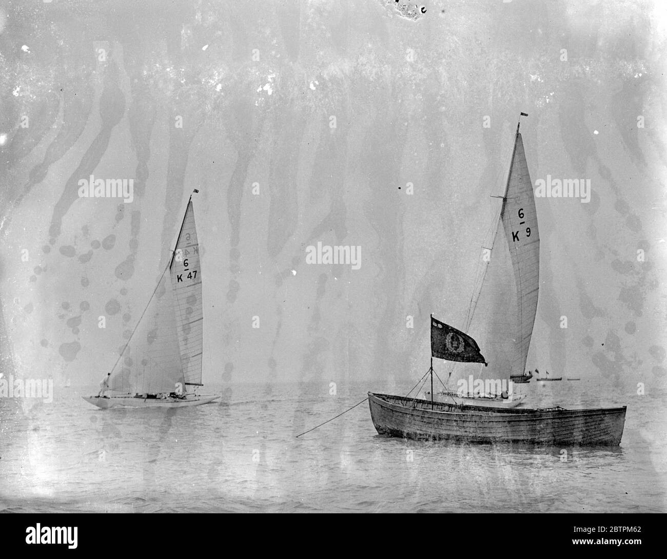 Arrotondamento del Buoy . I Giochi Olimpici che eliminavano le prove per yacht di sei metri , monotype e di classe stellare , tenuti sotto i sospetti del Royal Corinthian Yacht Club , si sono svolti a Burnham, in Crouch , Essex . Le gare si svolgono per scegliere i migliori rappresentanti tra quelli iscritti a Kiel nelle Olimpiadi di agosto. Foto spettacoli , Catherine ( K 47 ) di proprietà di J D C Ewing e L H Ryan e Mona (K 9) di proprietà di F G Mitchell che arrotondano una boa durante le gare internazionali di sei metri a Burnham . 13 maggio 1936 Foto Stock