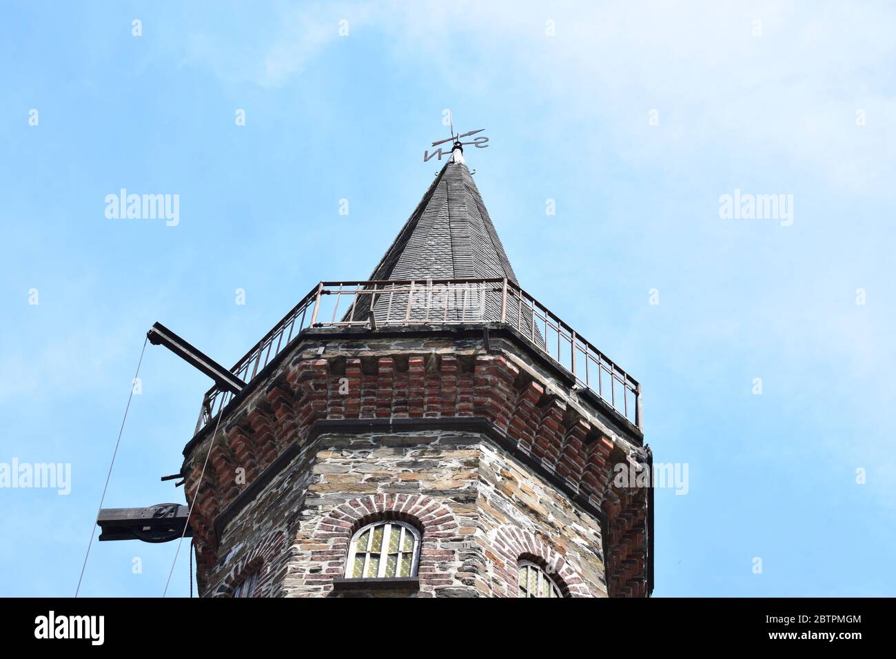 Torre medievale dei traghetti a Hatzenport, Valle Mosel in Germania Foto Stock