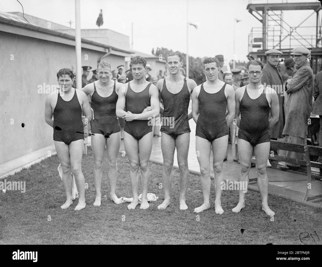 Evento n. 9 processo finale di backstroke olimpico (uomini 0 per la selezione del rappresentante britannico per i Giochi Olimpici 1936 . Ognuno per nuotare 100 metri. Da sinistra a destra, J C P Besford (Shiverers S C Hove), J i Middleton (Westminster Handsworth S C), H J Daniels (Coventry S e L SS) S G Huxtable (Swansea S C), M H Taylor (Sheffield Bath Club) e F Laycock (Ashton Under Lyne). 11 luglio 1936 Foto Stock