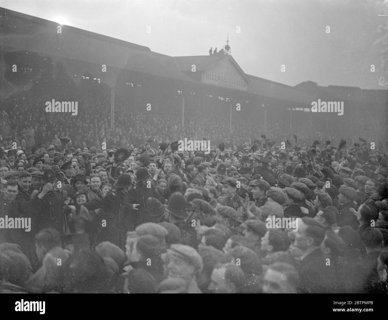 Grazie per la vittoriosa Millwall . La grande folla che acclamava la vittoria di Millwall 2 - 0 su Manchester City nel sesto round della Coppa al Den , New Cross . La polizia si vede cercando di forzare un passaggio per i giocatori . 6 marzo 1937 Foto Stock