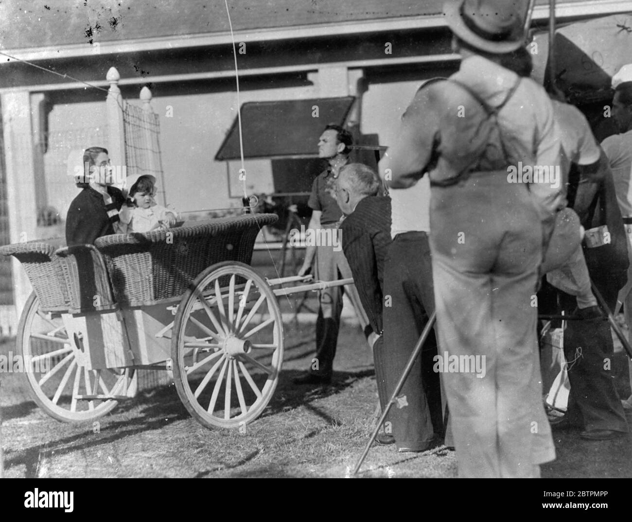 Dionnes . Dafoe dirige Nurse Demar e Yvonne nella foto ' Reunion '. 22 settembre 1936 Foto Stock