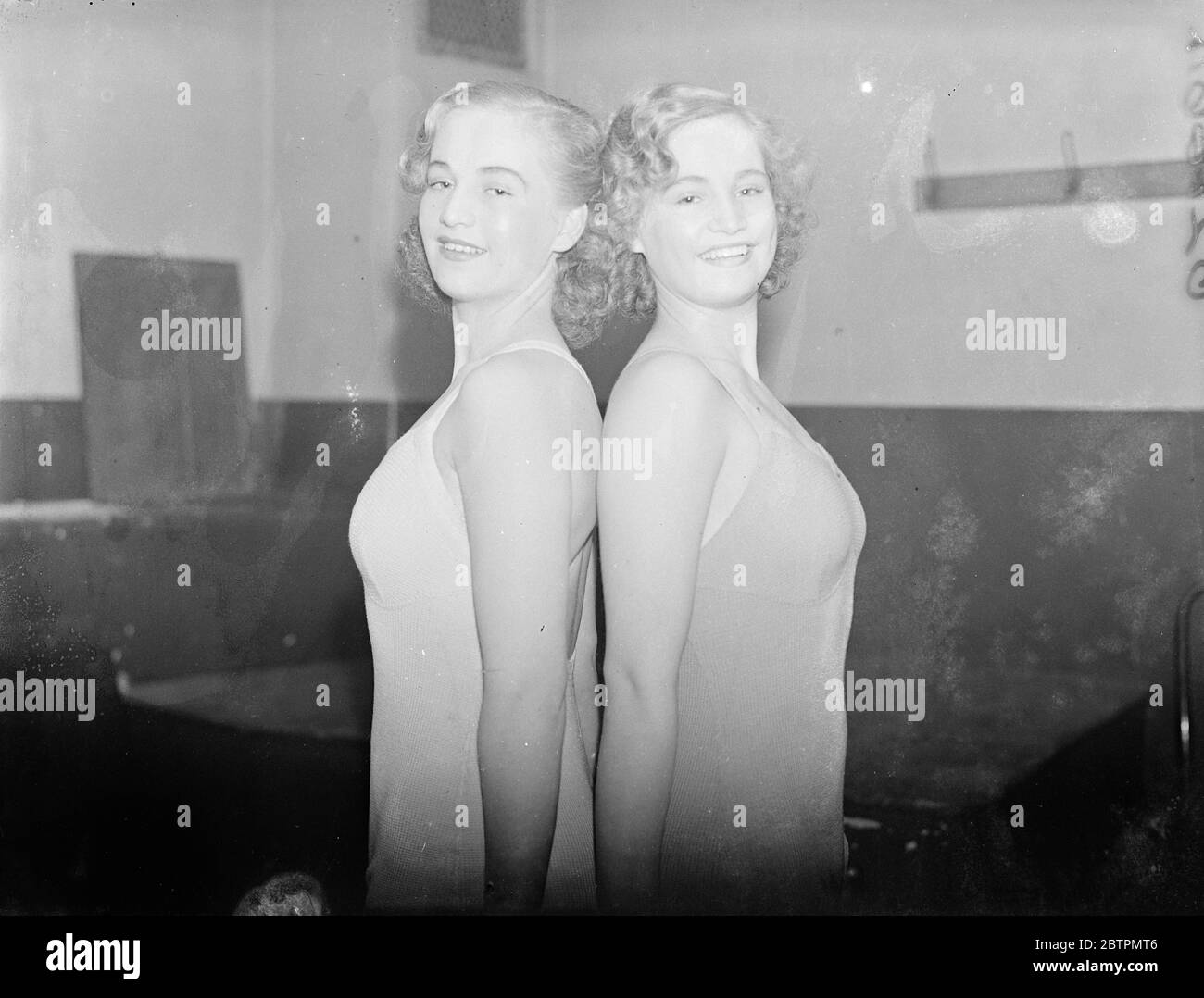 I gemelli più belli del Lancashire. Daisy Robinson e Rosie Robinson, 17 gemelli di 1/2 anni di Oldham, Lancaster, erano concorrenti in un concorso per trovare la ragazza con la figura perfetta a Holborn Empire, Londra. Daisy ha portato fuori il primo premio e Rose è stato quarto. Le ragazze di tutto il paese hanno gareggiato. Foto: Rose Robinson e il suo gemello Daisy (a destra) dopo la vittoria. 10 marzo 1937 Foto Stock