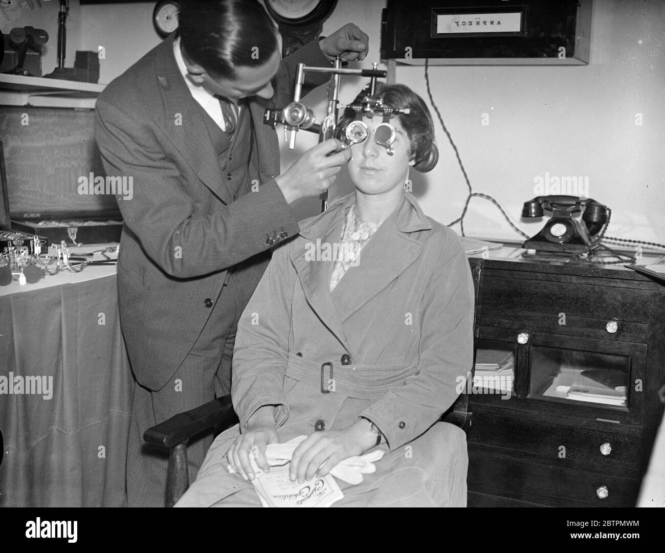 Apre la mostra di farmacisti . La mostra di farmacisti è stata inaugurata presso la Royal Horticultural Hall di Westminster . Foto , il telaio di prova della staffa Geno , e un apparato a pacco che fornisce un metodo più conveniente per testare gli occhi . 21 settembre 1936 Foto Stock