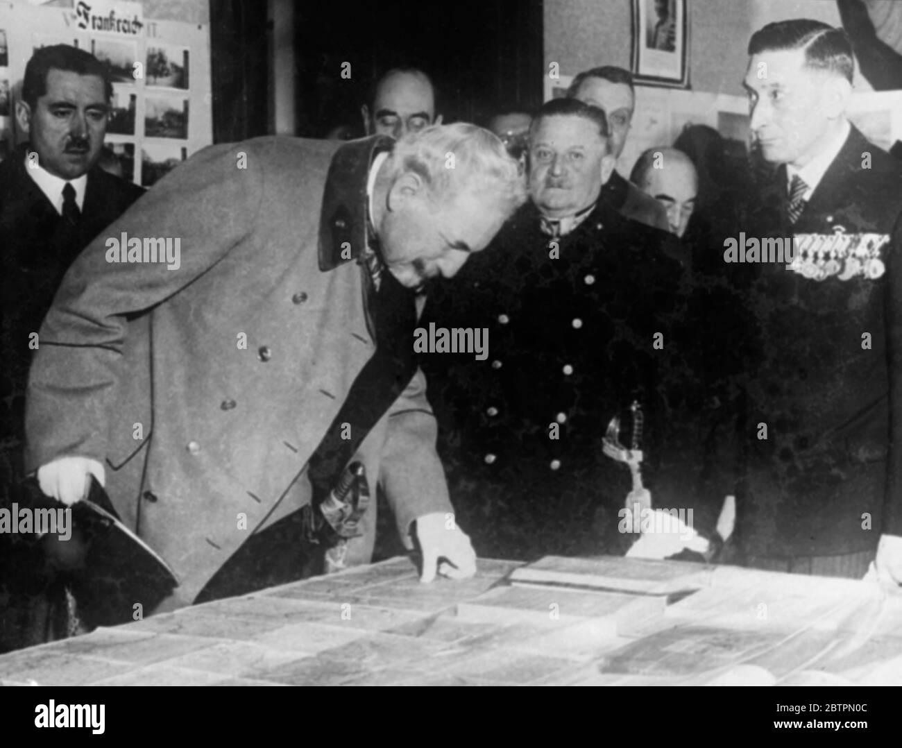Archduke prende un buon sguardo. Spettacoli fotografici: L'arciduca Eugenio di Asburgo sorridendo mentre studia le mappe esposte in una mostra commemorativa dell'eroe di guerra che aprì a Vienna. 8 aprile 1937 Foto Stock