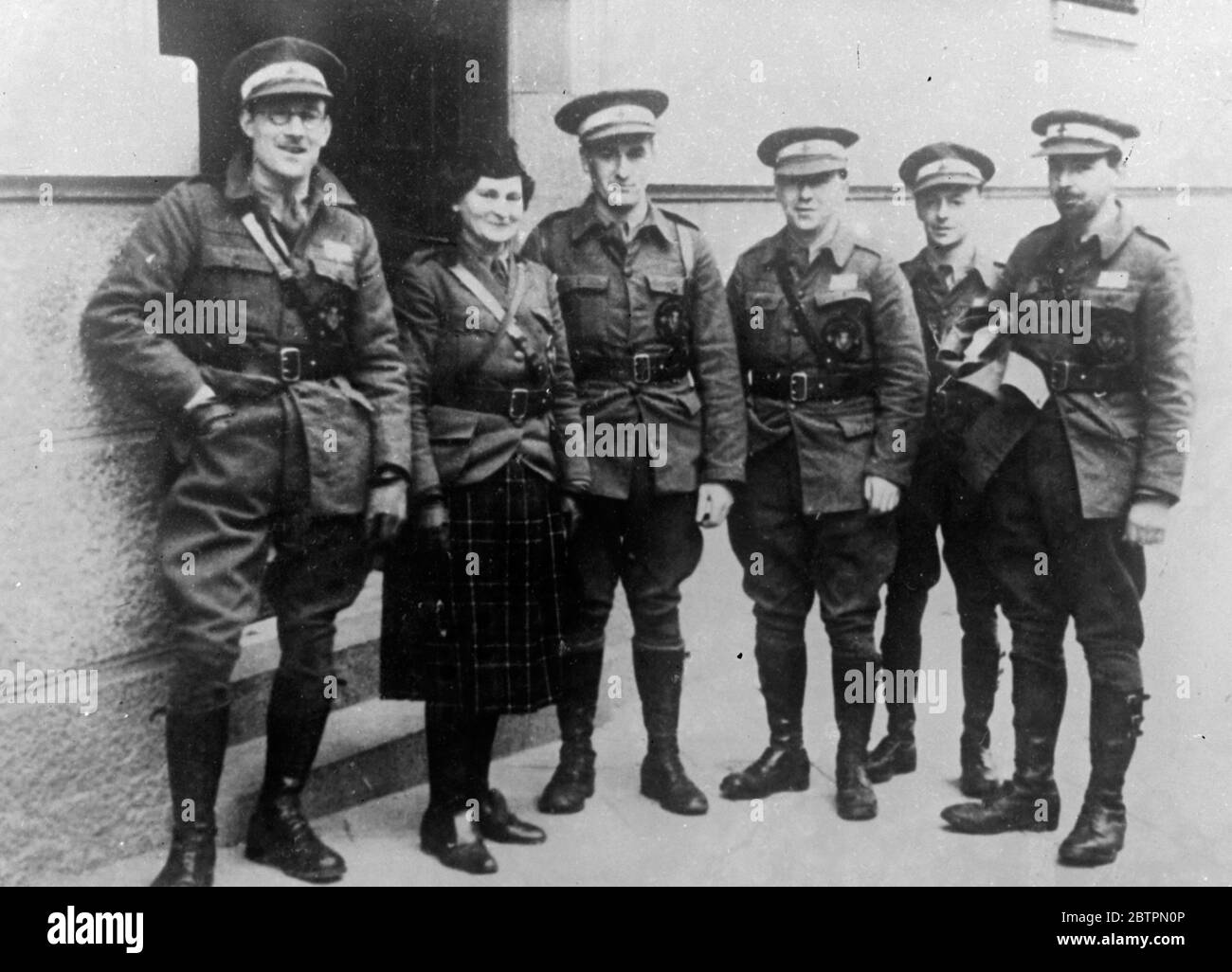 Ambulanza scozzese per la Spagna. Joseph Carlin, Miss F Jacobsen, Thomas Waters, Thomas Penman, Frank Helgman e Alan Boyd. 1937 Foto Stock