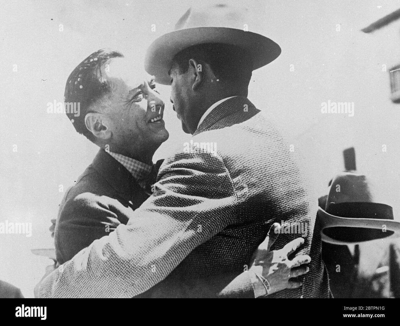 Quando i presidenti si riuniscono. Il presidente Manuel Quezon delle Filippine (sinistra) e il presidente Lazaro Cardenas del Messico abbracciano come fratelli perduti da tempo quando si incontrano nella storica e bella città di Taxco, Messico. 22 aprile 1937 Foto Stock