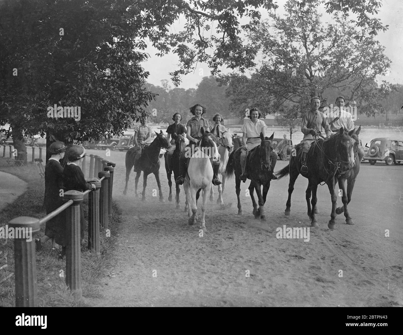 Costume cool in The Row. Con le camicie di seta di mais, i motociclisti di Rotten Row passano dal sole all'ombra degli alberi di Hyde Park. 5 giugno 1937 Foto Stock