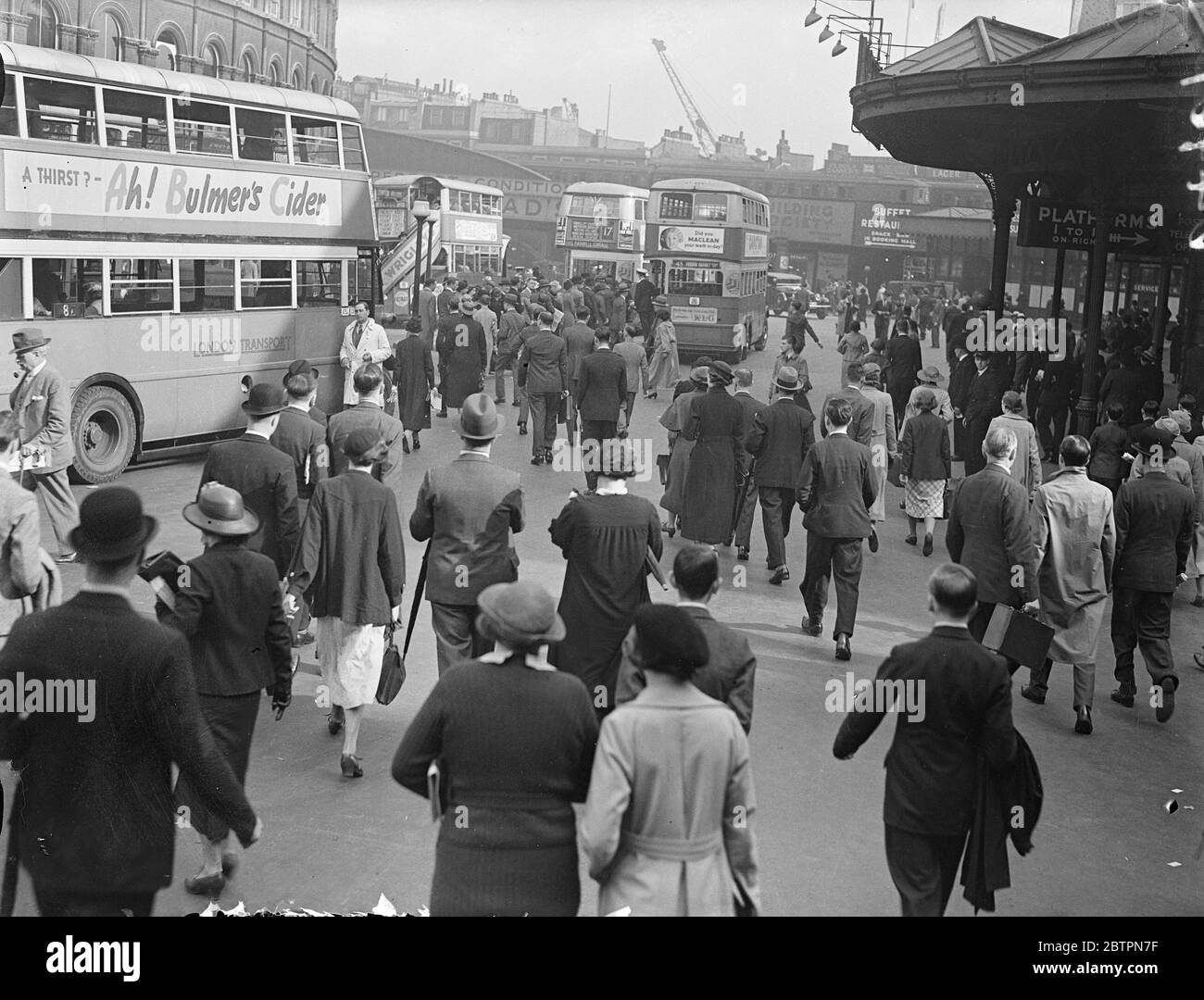 I londinesi tornano in autobus. Migliaia di londinesi impazienti hanno fatto un colpo per gli autobus quando sono riapparsi dopo lo sciopero di 27 giorni. Spettacoli fotografici, passeggeri che si scaldano agli autobus del London Bridge. 28 maggio 1937 Foto Stock