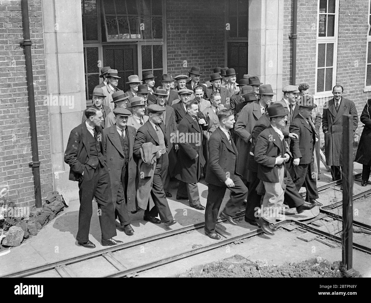 Busmen decidere lo sciopero. Tutti gli autobus di Londra. A mezzanotte (venerdì). Ernest Bevin, segretario dell'Unione dei trasporti e dei lavoratori generali, ha annunciato la decisione dopo aver partecipato a una riunione finale di delicati degli autobus presso la Woodbury Hall, Green Lane, Stoke Newington, Londra. Spettacoli fotografici, autobus delicati lasciando Woodbury Hall dopo che la decisione di sciopero era stata presa. 30 aprile 1937 Foto Stock