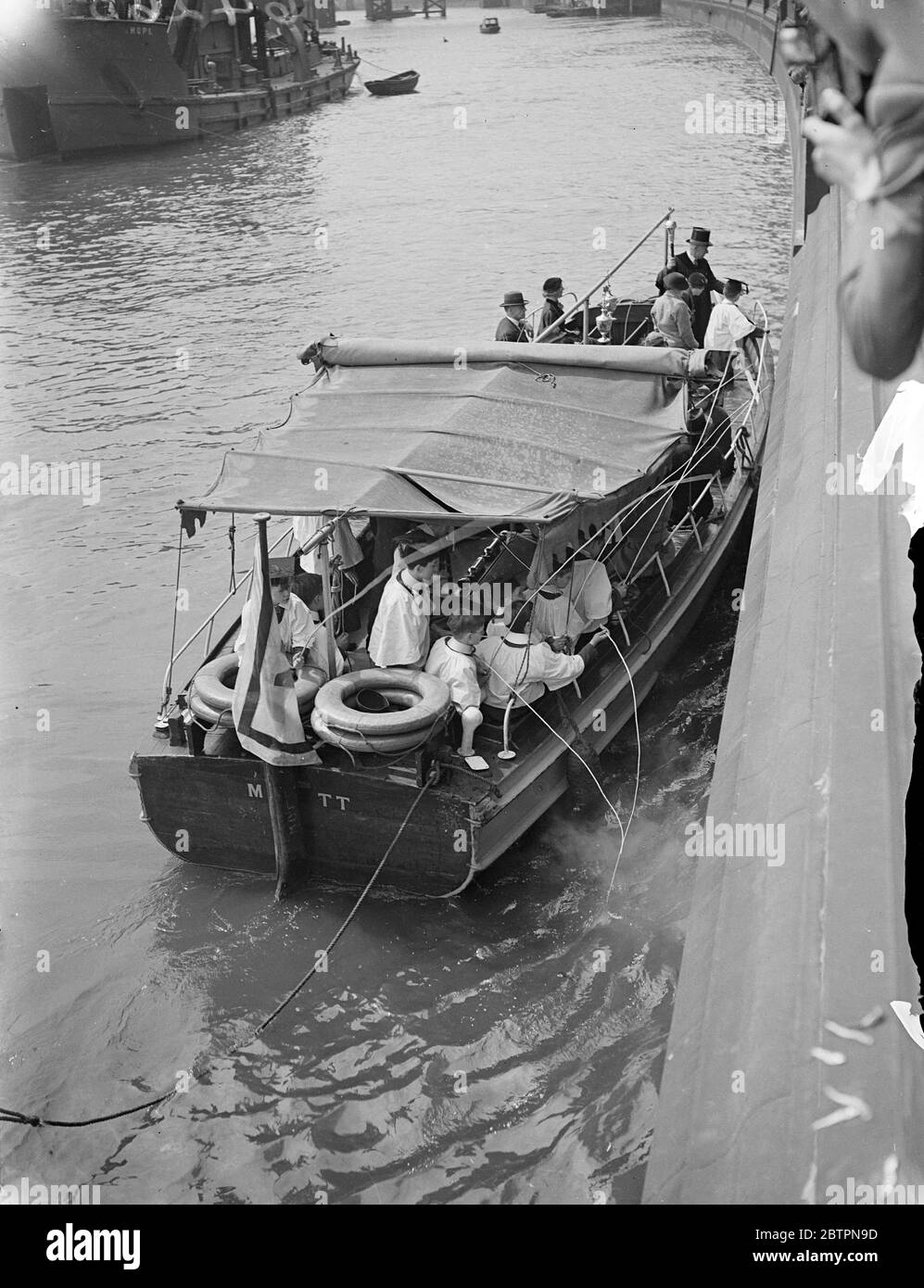 I cazzoletti battono i confini di St Clement. Armati di ciotole selvagge, i cori svolgono la cerimonia legata alla Rogazione di battere i confini della Chiesa di San Clemente Danes, Strand, Londra oggi (giorno dell'Ascensione). Foto spettacoli, cori che battono i limiti sul bankment. 6 maggio 1937 Foto Stock