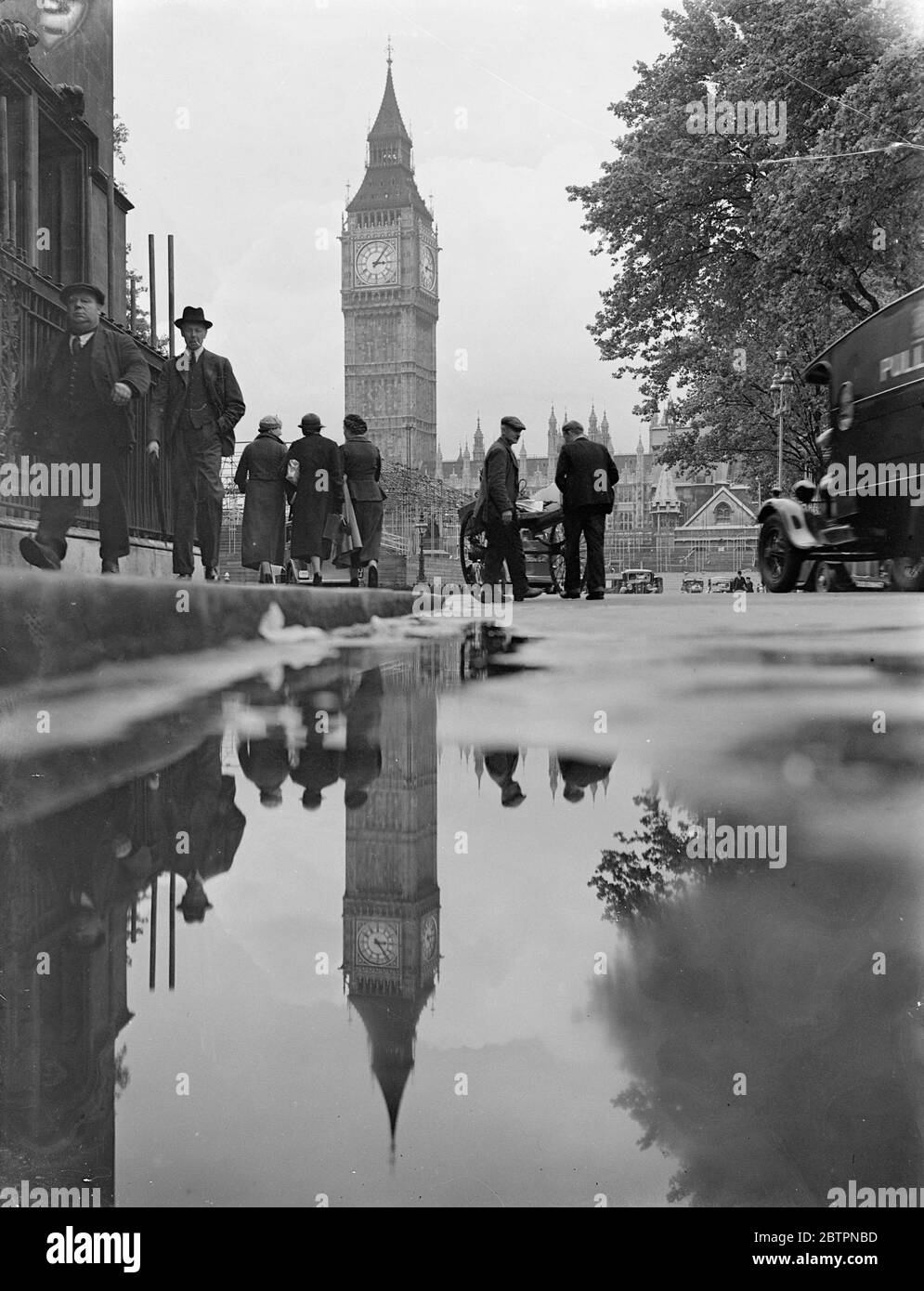 Il gemello del Big ben. Big ben si rifletteva nei pavimenti bagnati di Westminster dopo le rainstorms che terminarono la breve ondata di caldo di Londra. 8 giugno 1937 Foto Stock