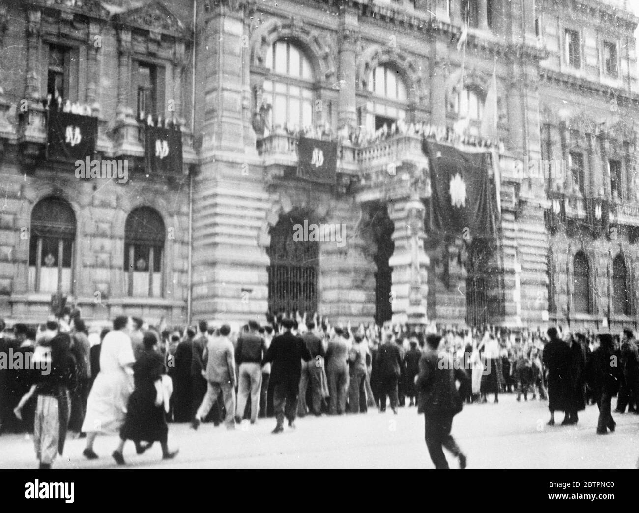 Bilbao accoglie i suoi capitatori. L'accoglienza accordata dagli assediati abitanti di Bilbao ai capitani della città, le forze ribelli di Gen Franco. La reazione dei cittadini dopo mesi di assedio si è manifestata in manifestazioni al di fuori degli edifici pubblici e nelle strade. Spettacoli fotografici, Bilbao, cittadini stanno rivendicando i nazionalisti fuori dal Gran Teatro di Bilbao . 20 giugno 1937 Foto Stock