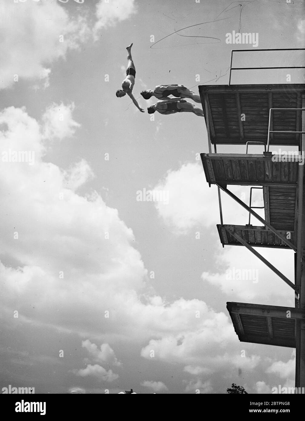 Visualizzazione nel cielo. I membri del Lucratics Diving Club hanno esposto il loro posto alla piscina Wood Green di Londra. Spettacoli fotografici, i subacquei hanno fotografato l'istante in cui hanno lasciato la tavola alta in una spettacolare tripla immersione. 3 luglio 1937 Foto Stock