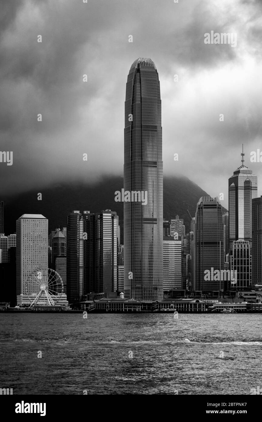 Hong Kong / Cina - 23 luglio 2015: Iconico skyline di Hong Kong, vista dalla passeggiata di Tsim Sha Tsui Foto Stock