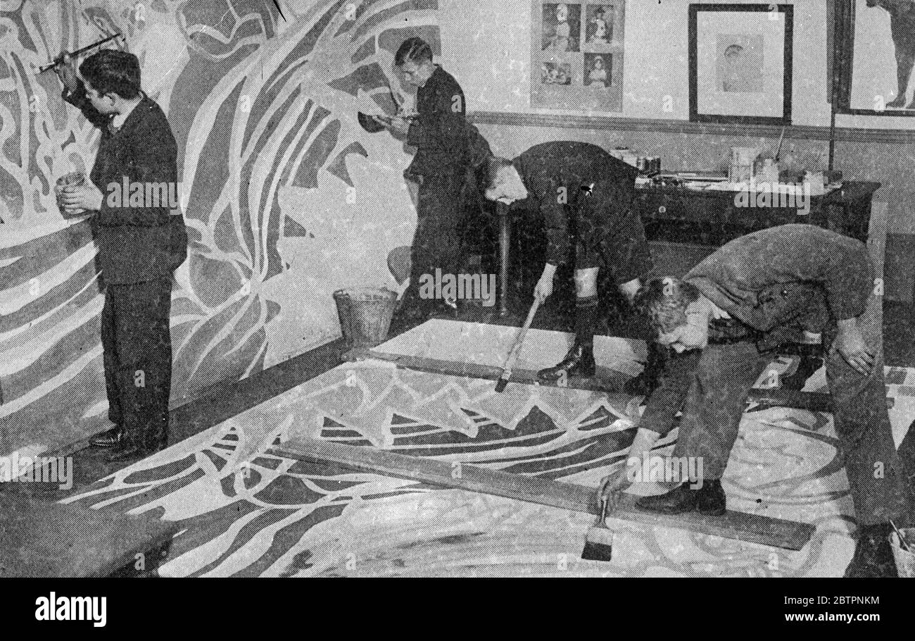 Nessuna didascalia originale. [Ragazzi che dipingano il muro e il pavimento di una stanza] [ ? Giugno 1937 ?] Foto Stock