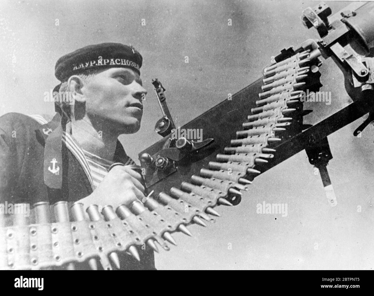Morte nella cintura. Una banda di proiettili dall'aspetto vizioso pronti a iniziare altri errands della morte come una pistola risoluta nei siti armi della nave da guerra sovietica. 10 febbraio 1938 Foto Stock