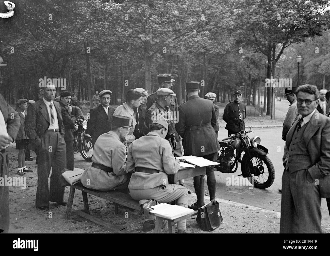 Il trasporto a motore è stato confiscato in Francia. Sul sito di alcune delle peggiori battaglie della guerra del 1914-18, i soldati civili Frances, che sono stati richiamati durante la crisi attuale, stanno proteggendo i ponti che attraversano la Marna. Il trasporto di cavalli e di automobili nella zona è in fase di confisca. Spettacoli fotografici, moto di comando al ChÃ¢teau Thierry, sul fiume Marne. 26 settembre 1938 Foto Stock