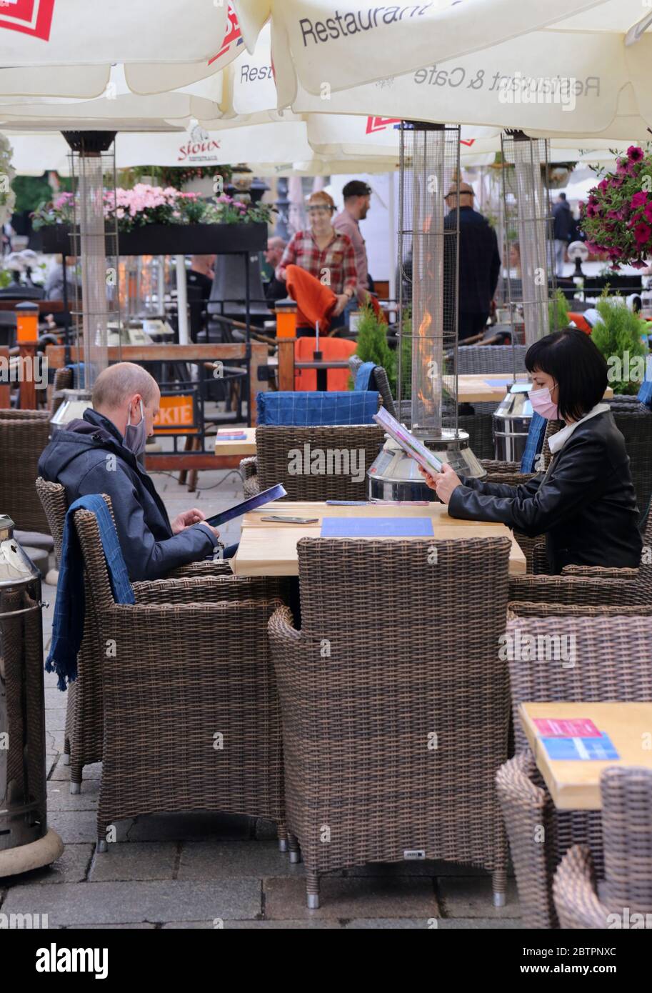 Cracovia. Cracovia. Polonia. Ristoranti, caffè e bar riaprirono dopo restrizioni di quarantena Foto Stock