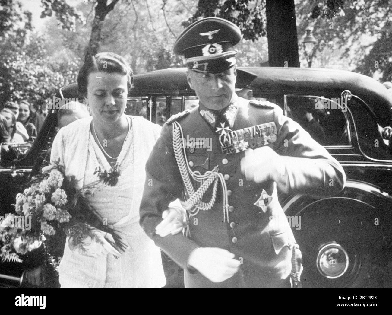 Il comandante in capo della Germania si sposò. Il col generale von Brauchitsch, comandante in capo dell'esercito tedesco, si sposò nella Chiesa evangelica di Bad Salzbrunn, in Slesia. Spettacoli fotografici, col Gen von Brauchitsch con la sua sposa dopo la cerimonia nuziale. 25 settembre 1938 Foto Stock