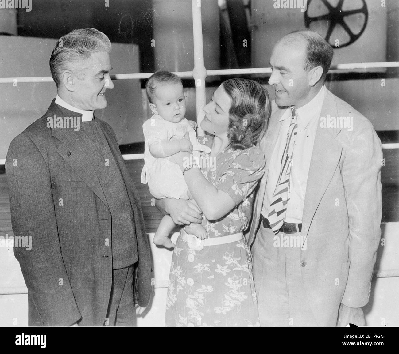 Bambino battezzato in mezzo oceano. Campanello di rivestimento come carattere. Mentre la nave 'Aquitania' era in viaggio dall'Inghilterra all'America, David Arthur Bryan di Baltimora (USA) fu battezzato dal Rev W Gaiger Irwin, un amico della famiglia. Le navi Bell fu usata come fonte e il battesimo con un conchiglia. 5 settembre 1938 Foto Stock