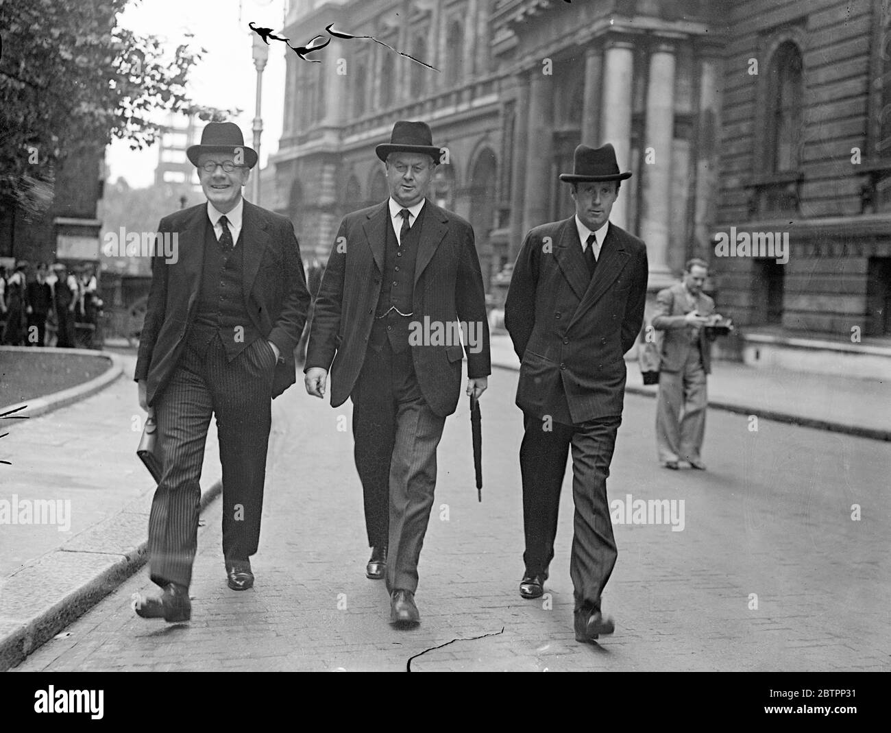 I ministri arrivano per la riunione del Gabinetto. Il Gabinetto si è riunito al numero 10 di Downing Street, per esaminare la situazione cecoslovacca in seguito alla visita a Londra del Premier e ministro degli Esteri francese, e ha proposto una soluzione del problema concordata con loro. Foto: Da sinistra a destra, Walter Elliot, Ministro della Sanità, Sir Thomas Inskip, Ministro della Difesa e Earl de la Warr, Lord Privy Seal, in arrivo per la riunione. 19 settembre 1938 Foto Stock