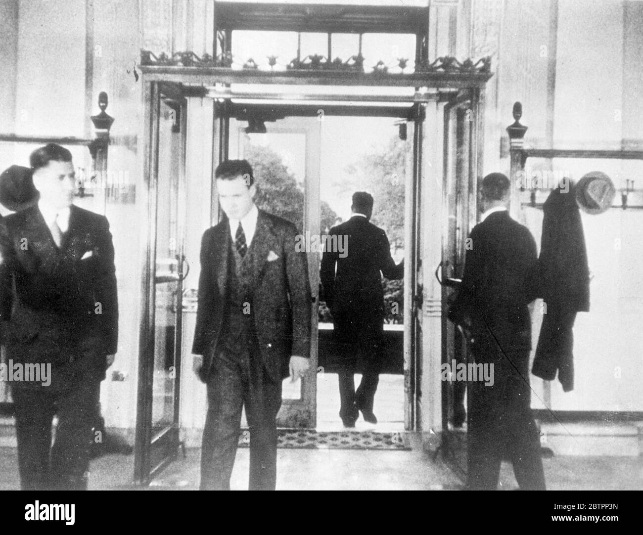 La Casa Bianca, Washington. L'ingresso alla Casa Bianca, che mostra l'attività quando il presidente è in residenza. 13 novembre 1936 Foto Stock
