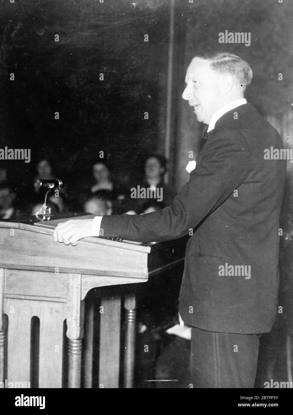 Dr. Cronin a Vienna. Il dottor A J Cronin, il cui libro recentemente pubblicato 'la Cittadella' ha sollevato una tempesta negli ambienti medici, fotografato mentre stava dando una lezione a Vienna. Ha parlato di 'poesia della verità nella storia moderna'. 10 febbraio 1938 Foto Stock