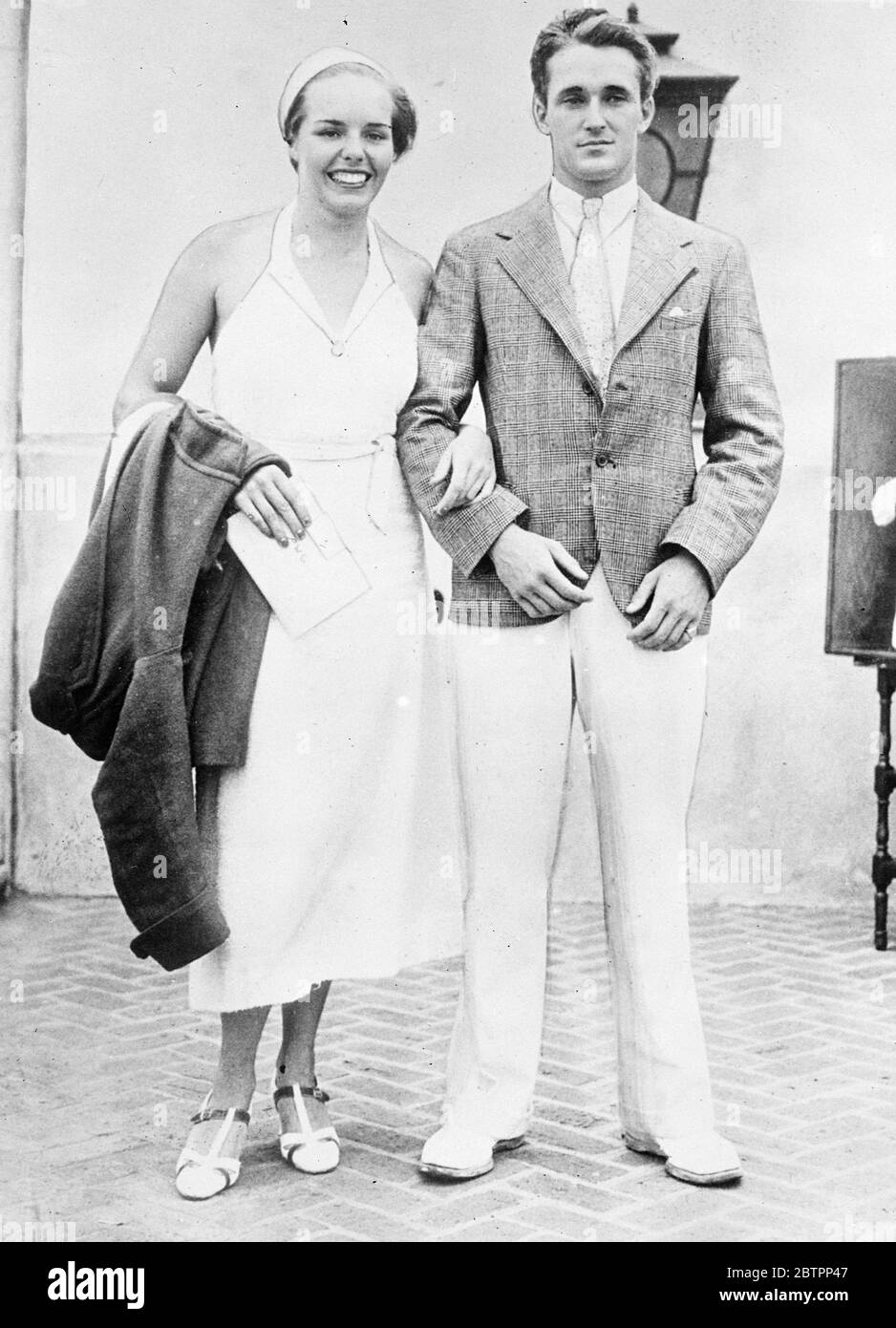 Il nipote di Carnegie scompare in volo. Una ricerca otto Stati americani è stata organizzata quando Andrew Carnegie Whitfield, nipote del defunto Andrew Carnegie, il magnate d'acciaio multimilionario, è scomparso durante un breve volo aereo. Foto, una recente foto di Andrew Carnegie Whitfield con sua sorella, la signora William C T, Gaynor, ex Primrose Whitfield. 27 aprile 1938 Foto Stock