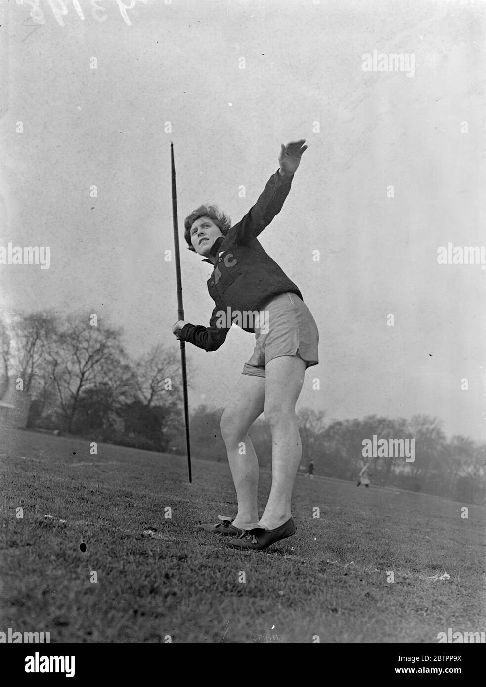 Spirito di sport!. In una posa statuesca e con capelli soffiati a vento, Miss Maud Curson, la Middlesex Ladies javelin campione, typifies della ragazza moderna atleta come lei pratica a Battersea Park, Londra oggi (Domenica). 31 gennaio 1938 Foto Stock