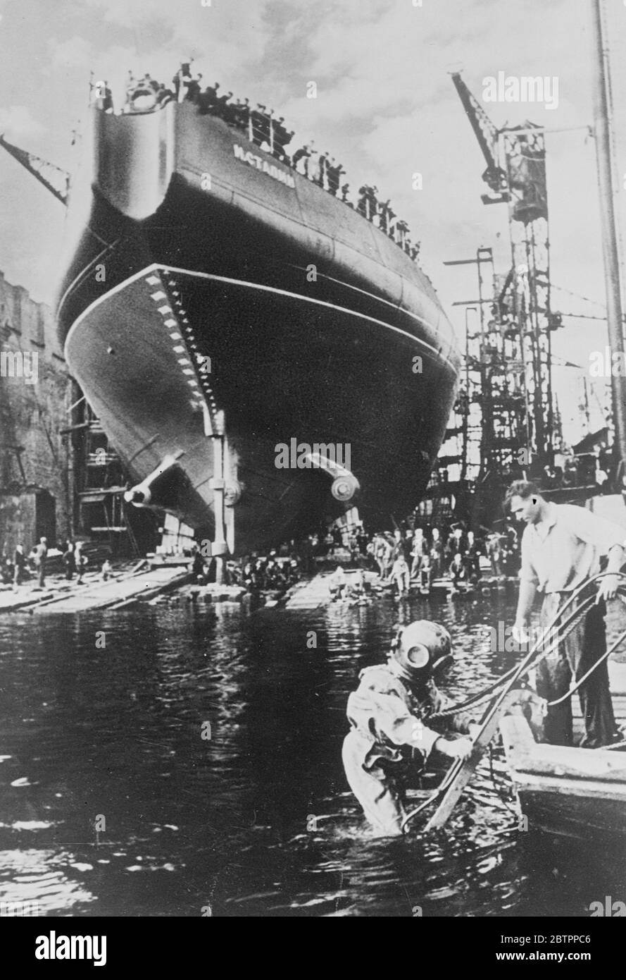 Lancio del nuovo rompighiaccio sovietico. Un nuovo e potente rompighiaccio, chiamato "J Stalin", in onore del dittatore sovietico è stato lanciato a Leningrado. Il rompighiaccio sarà utilizzato per l'esplorazione e lo sviluppo del lavoro sovietico nelle regioni artiche. Foto mostra, il nuovo rompighiaccio J Stalin come stava per essere lanciato. 7 febbraio 1938 Foto Stock