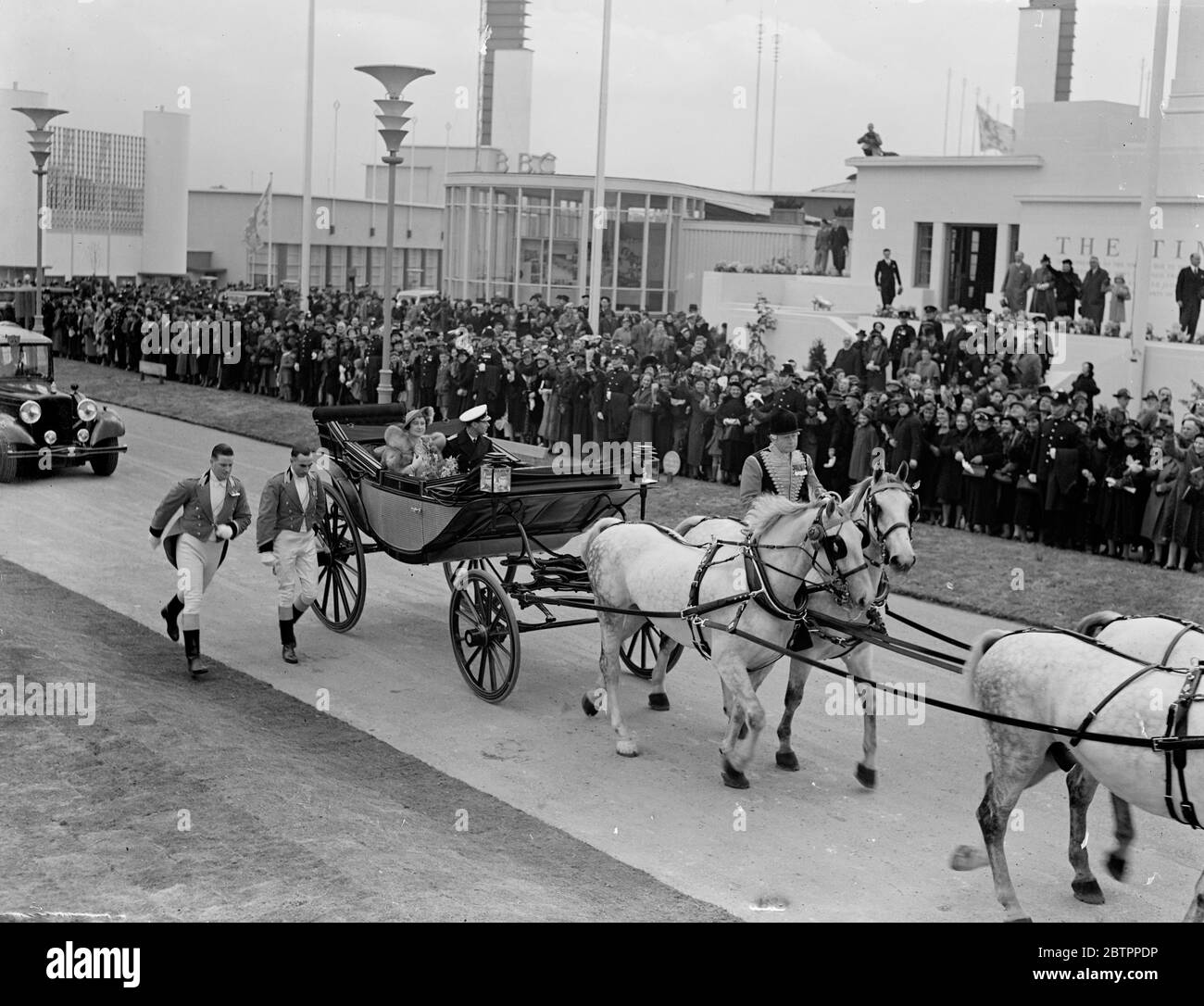 King and Queen apre la mostra Glasgow Empire. Il Re, accompagnato dalla Regina, ha aperto la mostra 10,000,000 Â£Empire a Bellahouton Park, Glasgow. Spettacoli fotografici, il Re e la Regina che arrivano alla mostra in carrozza aperta. 3 maggio 1938 Foto Stock
