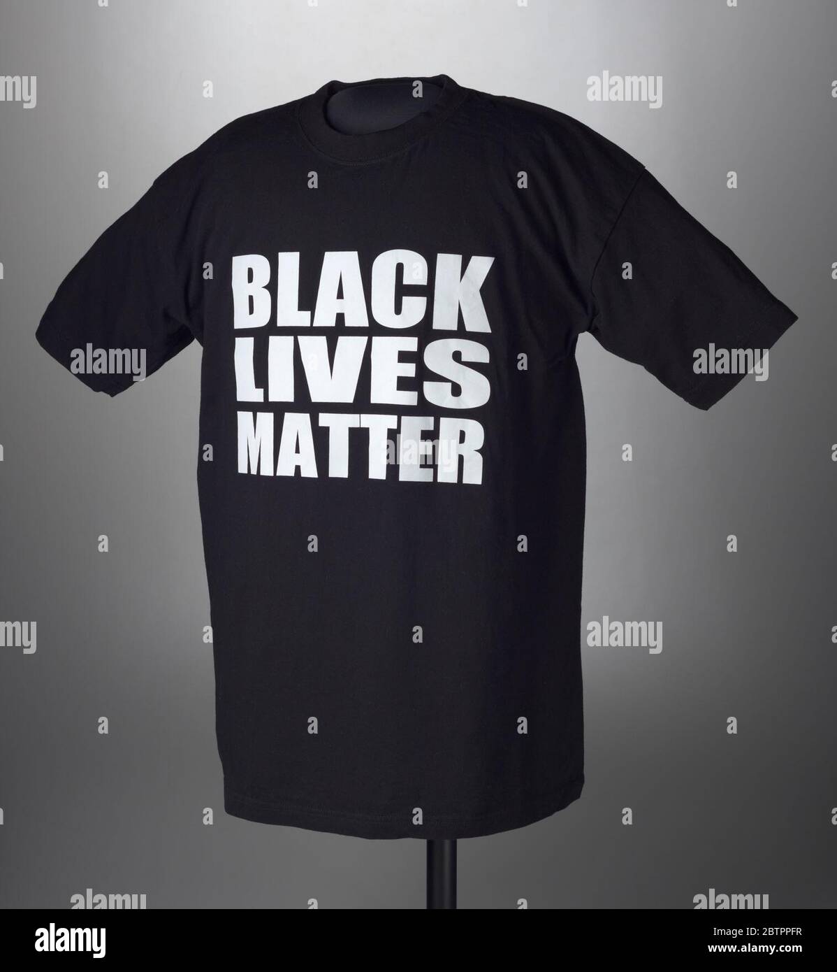 Maglietta nera stampata con Black Lives Matter. Una T-shirt nera con scritta bianca sul davanti. Il testo sulla camicia recita "NERO / VITE / MATERIA". Foto Stock