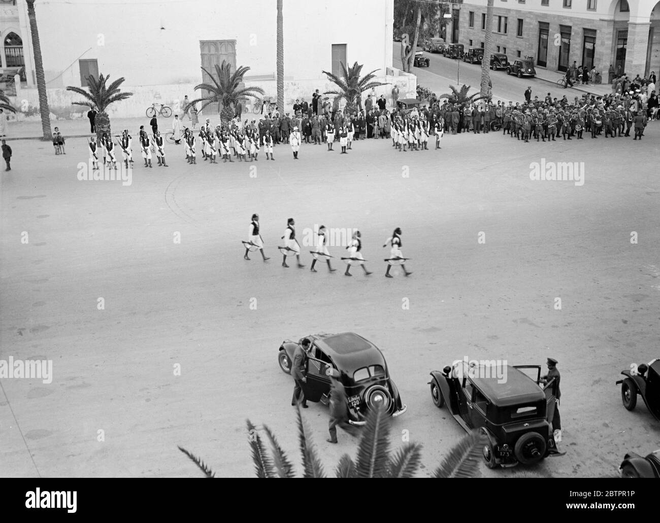 Tripoli. Truppe in parata in uniforme tradizionale. Foto Stock