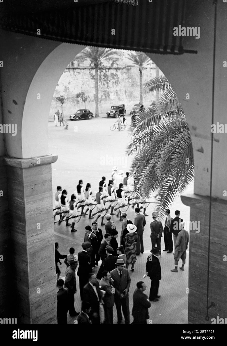 Tripoli. Truppe in parata in uniforme tradizionale, con ufficiali italiani in uniforme. Foto Stock