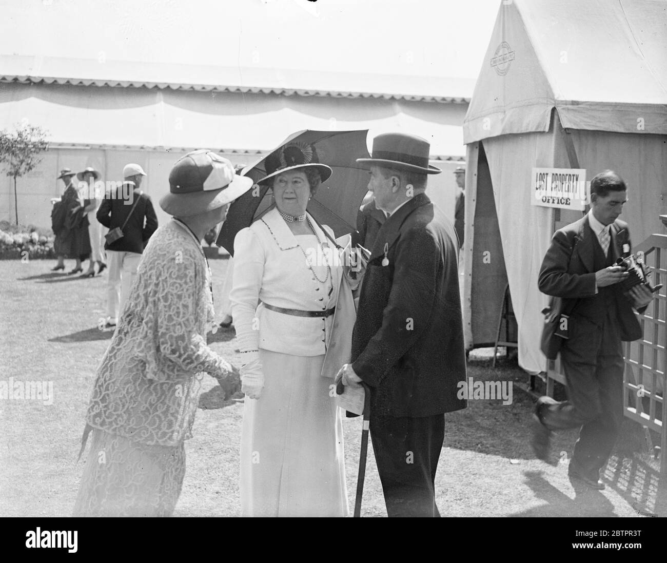 Earl Baldwin a Henley. Earl e la Contessa Baldwin sono stati tra gli spettatori dell'ultimo giorno di Henley, tenuto sotto il brillante sole di luglio. Spettacoli fotografici, Earl e la Contessa Baldwin, fotografati a Henley. 3 luglio 1937 Foto Stock