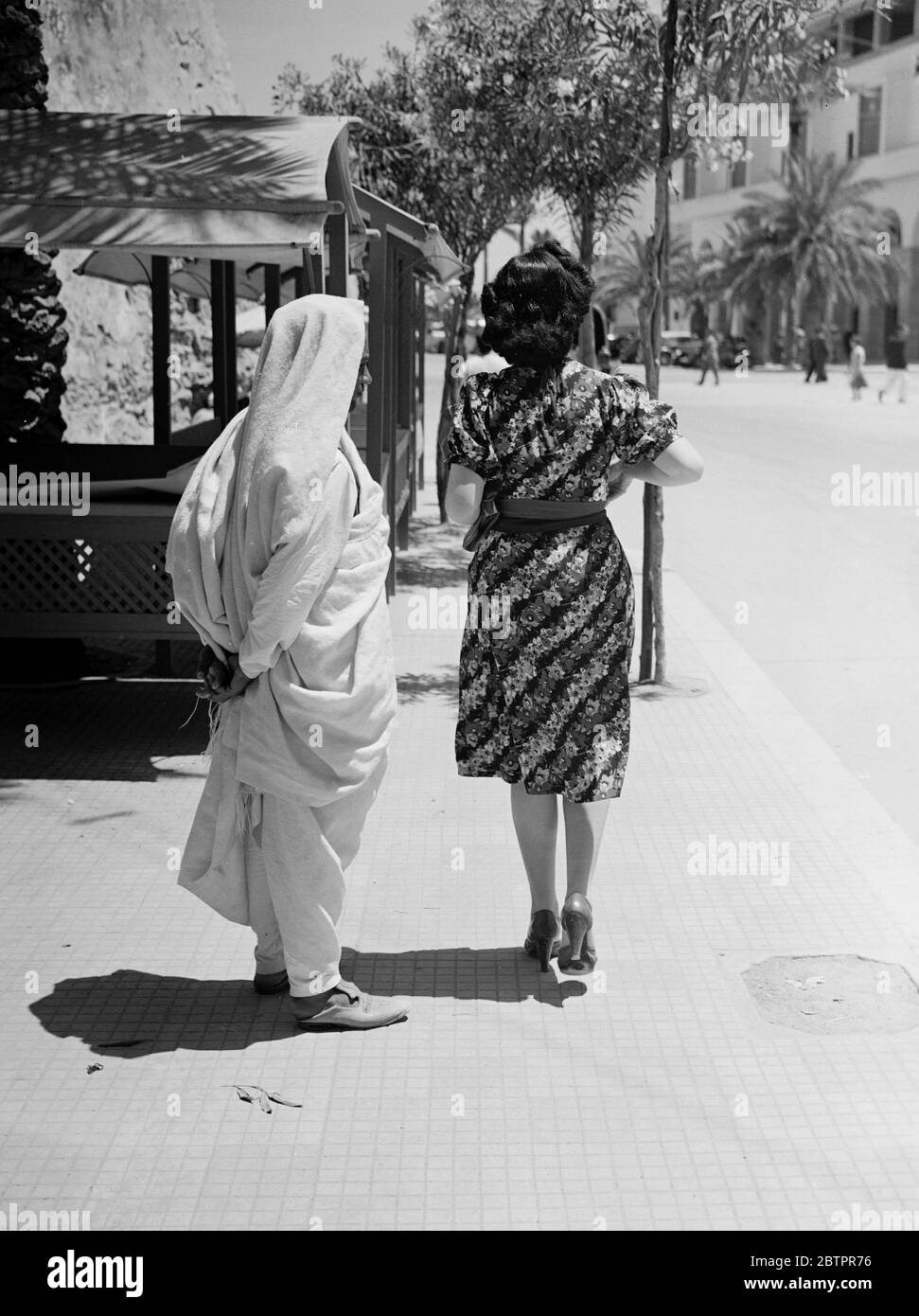 Tripoli. Contrasto nella moda, e araba e una ragazza italiana moderna. Foto Stock