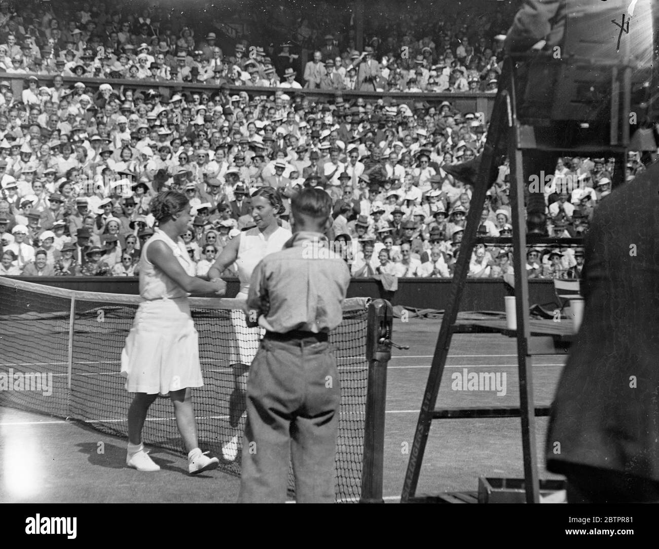 Dorothy Round riprende il titolo di Wimbledon. Giocando in un'ondata di caldo di luglio, la sig.ra Dorothy Round ha riguadagnato il titolo femminile sconfiggendo Mlle Jedrzejowska della Polonia 6-2, 2-6, 7-5, sulla Corte centrale. Foto spettacoli, Dorothy Round (a destra) si è congratulato con Mlle J Jedrzejowska dopo aver vinto il titolo. 3 luglio 1937 Foto Stock