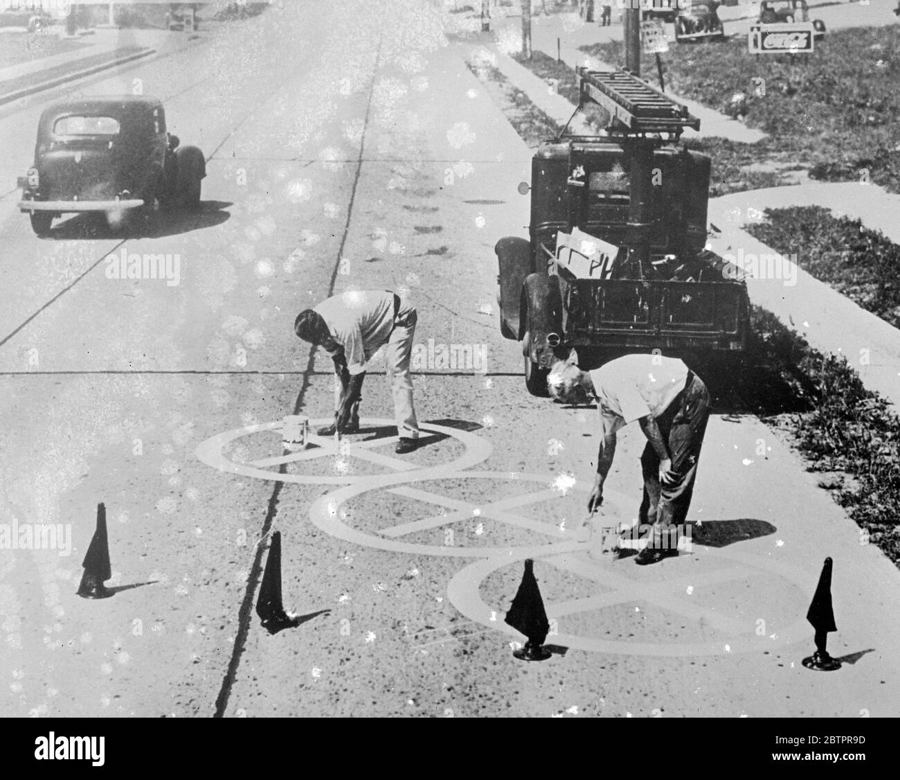 La morte fa il suo segno! Il cerchio bianco e la croce che questi operai stanno dipingendo sulla strada ad Allentown, Pennsylvania, è un monito triste per gli automobilisti che tre persone hanno incontrato la loro morte in incidenti stradali al posto. Il cartello viene dipinto ovunque si sia verificato un incidente mortale sulle strade di Allentown nel tentativo di ridurre il pesante tributo. 7 gennaio 1938 Foto Stock