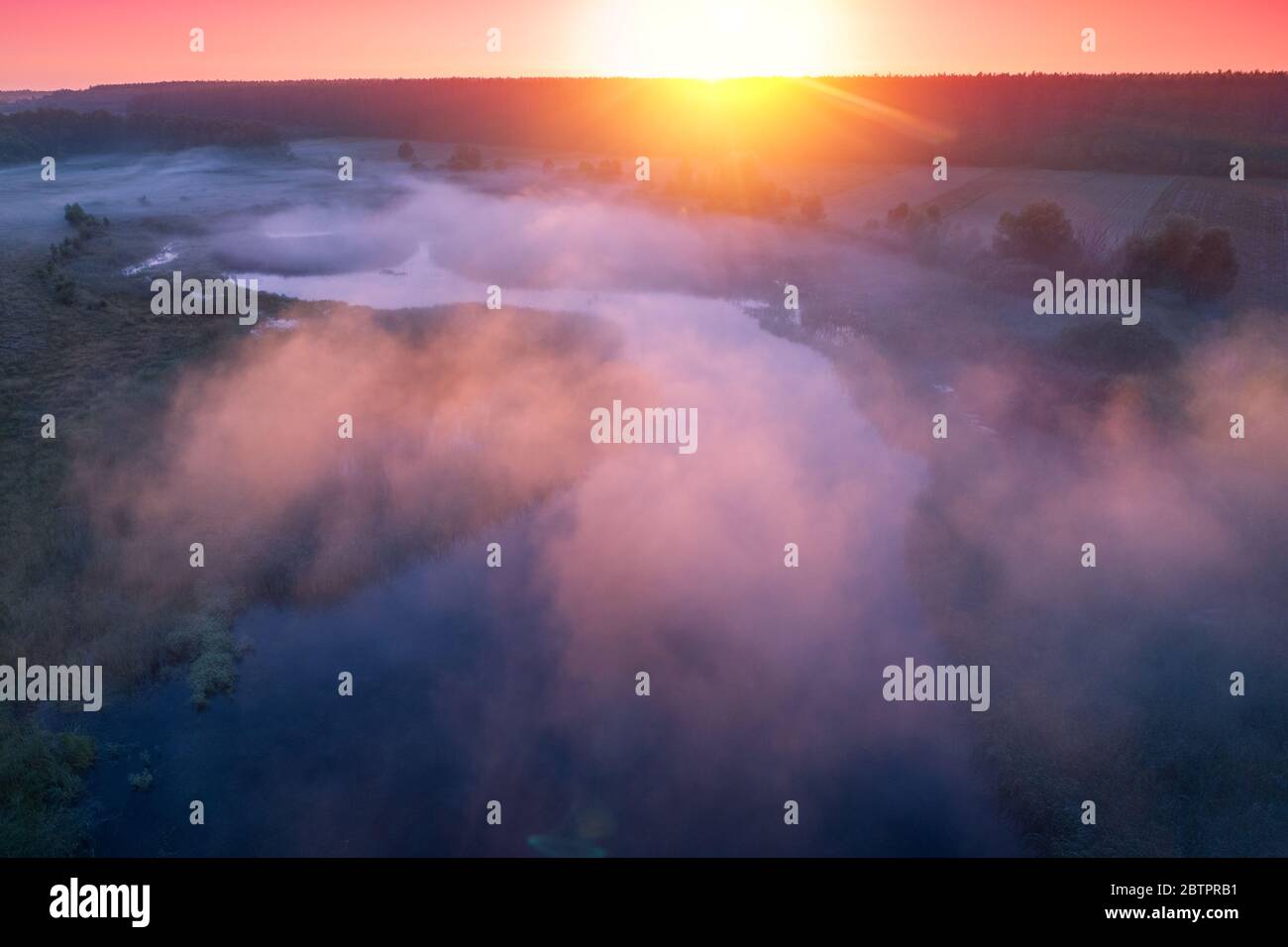 Mattina presto nebbiosa, alba in campagna. Paesaggio rurale in primavera. Vista aerea Foto Stock