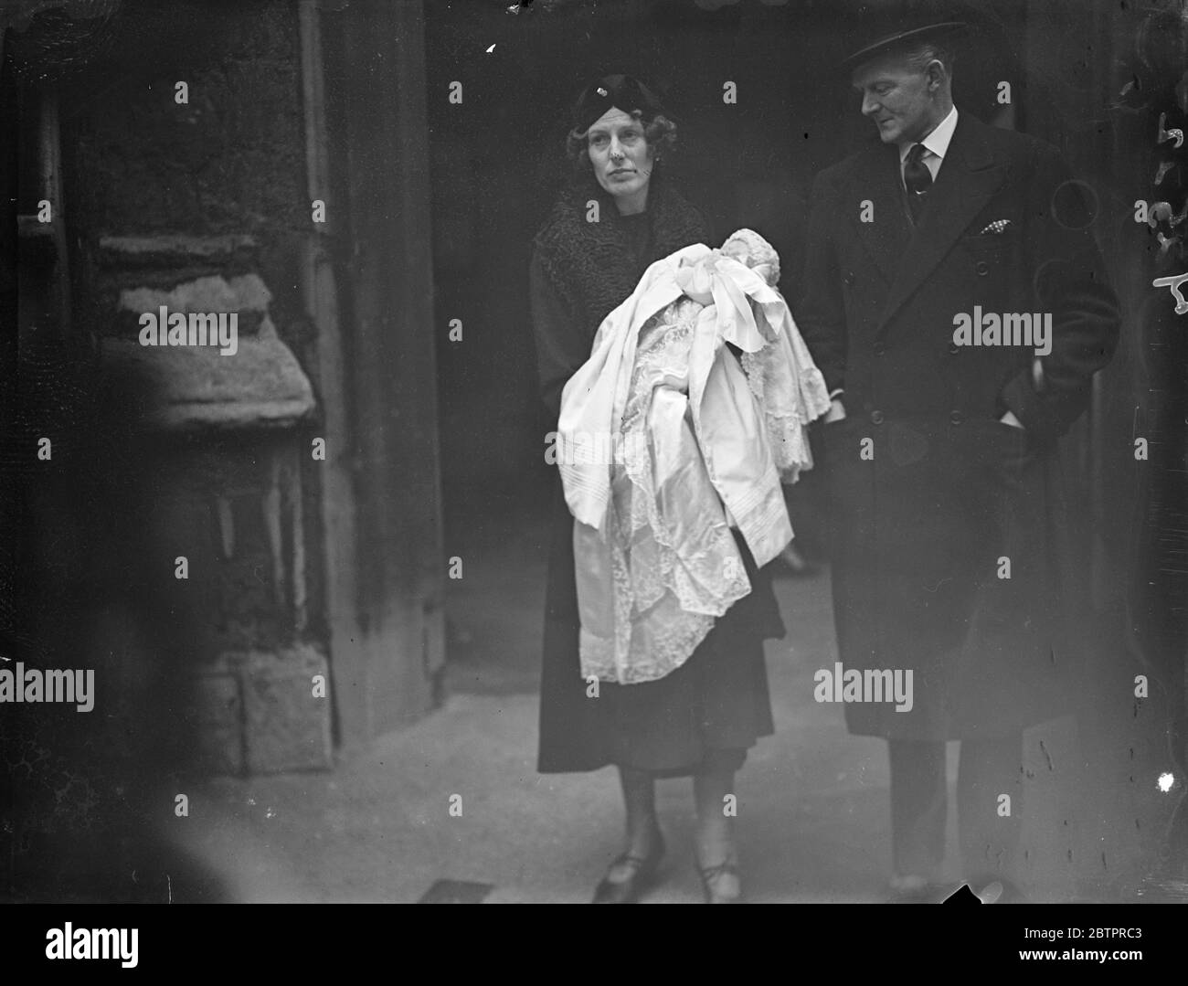 La figlia di Lady Londesborough battezzò. Padre morì ad aprile. La figlia di Lady Londesborough , il cui marito, Lord Londesborough, è morto lo scorso aprile a causa della polmonite, è stata battezzata nella chiesa di San Michele, in piazza Chester. Il bambino è una nipote di Lady Carisbrooke, della famiglia Londesborough per il bambino da indossare. Al bambino sono stati dati i nomi di Zinnia Rosemary. Come il bambino è una ragazza il vecchio si estinguerà. Foto spettacoli, Lady Londesborough con il bambino dopo il battesimo. 6 gennaio 1938 Foto Stock