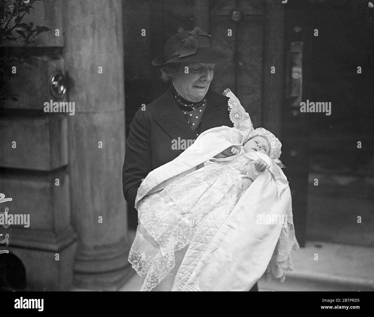 La figlia di Lady Londesborough battezzò. Padre morì ad aprile. La figlia di Lady Londesborough , il cui marito, Lord Londesborough, è morto lo scorso aprile a causa della polmonite, è stata battezzata nella chiesa di San Michele, in piazza Chester. Il bambino è una nipote di Lady Carisbrooke, della famiglia Londesborough per il bambino da indossare. Al bambino sono stati dati i nomi di Zinnia Rosemary. Come il bambino è una ragazza il vecchio si estinguerà. Foto mostra, il bambino che lascia la casa di Lady Londesborough a Chesterfield Gardens per il battesimo. 6 gennaio 1938 Foto Stock