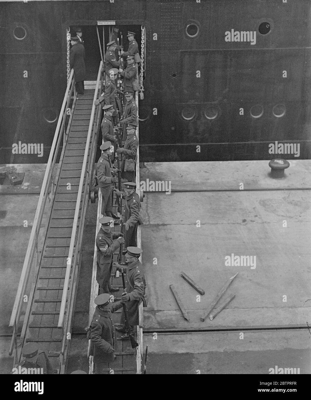 I crociati irlandesi partono per Malta. Battlalion ricostituito. Il secondo Battaglione Irish Fusiliers, che è stato recentemente ricostituito, ha lasciato Southampton sulla 'California' per Malta. Il Battaglione è uscito dall'esistenza quando l'esercito è stato diminuito, ma ora è stato portato in essere nuovamente come parte dell'espansione dell'esercito. Foto mostra, gli Irish Fusiliers che distribuiscono fucili mentre si imbarcano. 4 gennaio 1938 Foto Stock