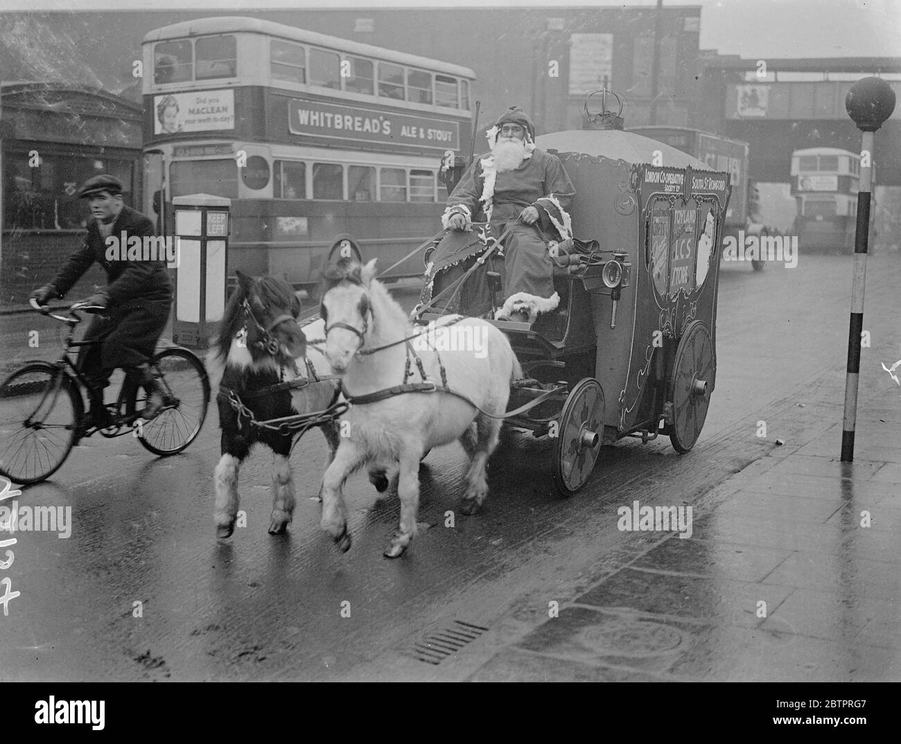 Pony Shetland per Babbo Natale. Babbo Natale che si fa jogging lungo Canterbury dietro ai pony Shetland a Romford, Essex, dove il suo nuovo mezzo di trasporto, attirò molta attenzione. 22 dicembre 1937 Foto Stock