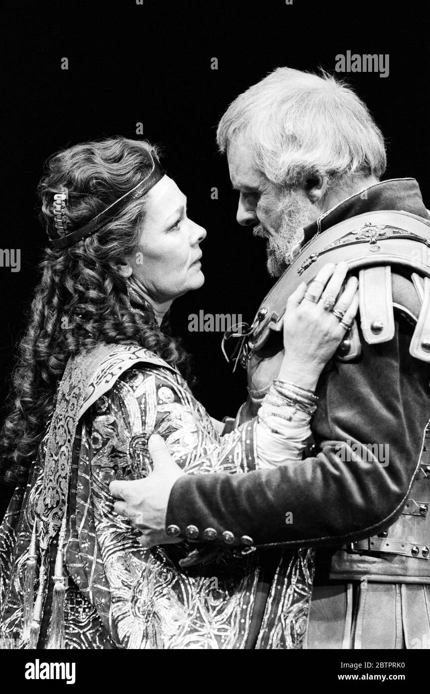 Judi Dench (Cleopatra), Anthony Hopkins (Mark Antony) in ANTONY E CLEOPATRA di Shakespeare all'Olivier Theatre, National Theatre (NT), Londra 09/04/1987 Set design: Alison Chitty illuminazione: Stephen Wentworth regista: Peter Hall Foto Stock