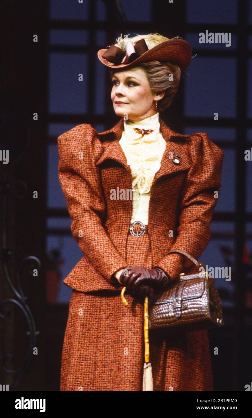 Judi Dench (Lady Bracknell) nell'IMPORTANZA DI ESSERE SINCERO di Oscar Wilde al Lyttelton Theatre, National Theatre (NT), Londra 16/09/1982 design: John Bury regista: Peter Hall Foto Stock