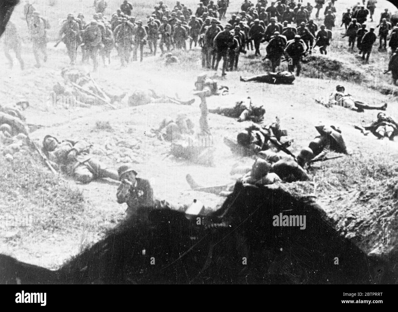 Campo di battaglia sul fronte di Shanghai. Le truppe cinesi si sono falciate mentre avanzano. Questa foto è una delle più grafiche che si raggiunge in Inghilterra dai campi di battaglia cinesi. Fu presa in azione dai soldati cinesi a Lotien, la punta settentrionale del fronte di battaglia di Shanghai. In primo piano, un soldati cinesi falciato da un fuoco giapponese. I loro compagni (in background) continuano a progredire. 27 ottobre 1937 Foto Stock