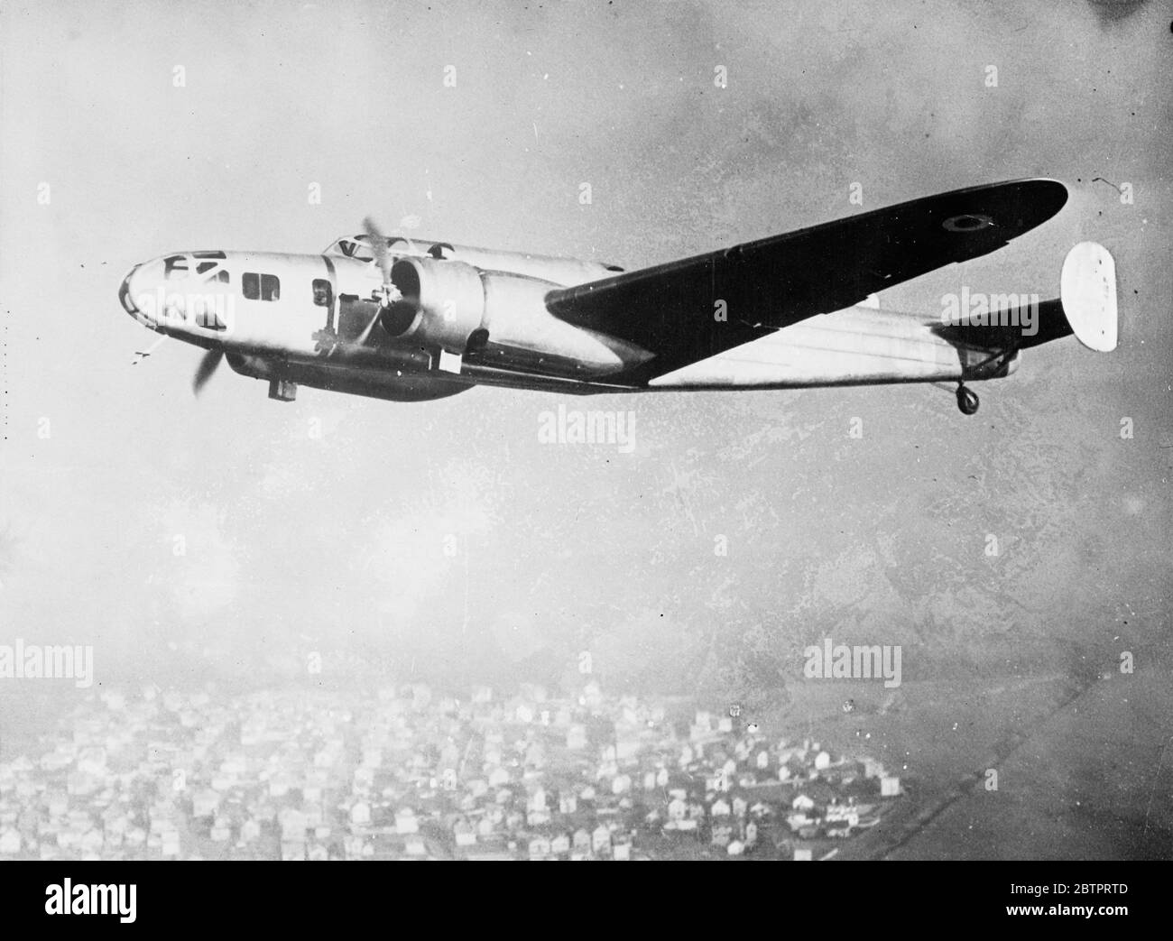 Nuova minaccia del cielo. Il bombardiere francese ha una velocità di 250 miglia all'ora. L'ultimo bombardiere pesante francese di Tibor, il Bloch, che è capace di 250 miglia all'ora, è stato dimostrato all'aerodromo di Villacoublay, vicino a Parigi. Il Bloch, che è alimentato da due motori con eliche a passo variabile, ha una portata di 1500 miglia che trasportano un carico pesante di obbligazioni. Si tratta di un monoplanare ad ala bassa con carro retrattile. 29 novembre 1937 Foto Stock