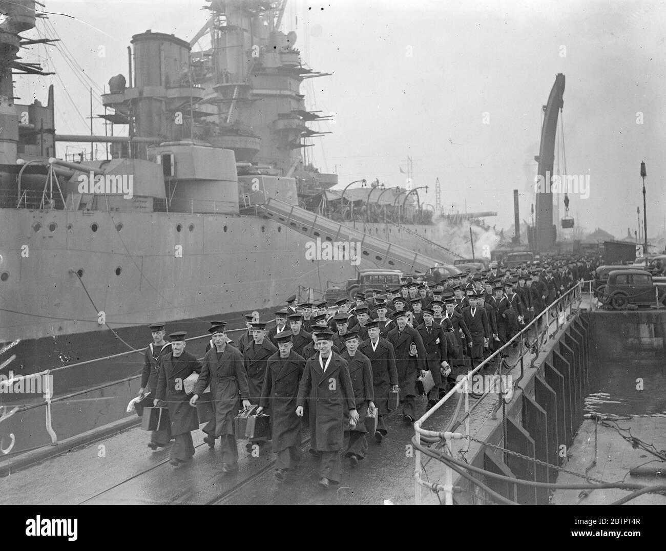 Navy va su Natale lasciare. Gli uomini della nave da guerra 'HMS Nelson' sono venuti a riva a Portsmouth per il congedo di Natale. 1 dicembre 1937 Foto Stock