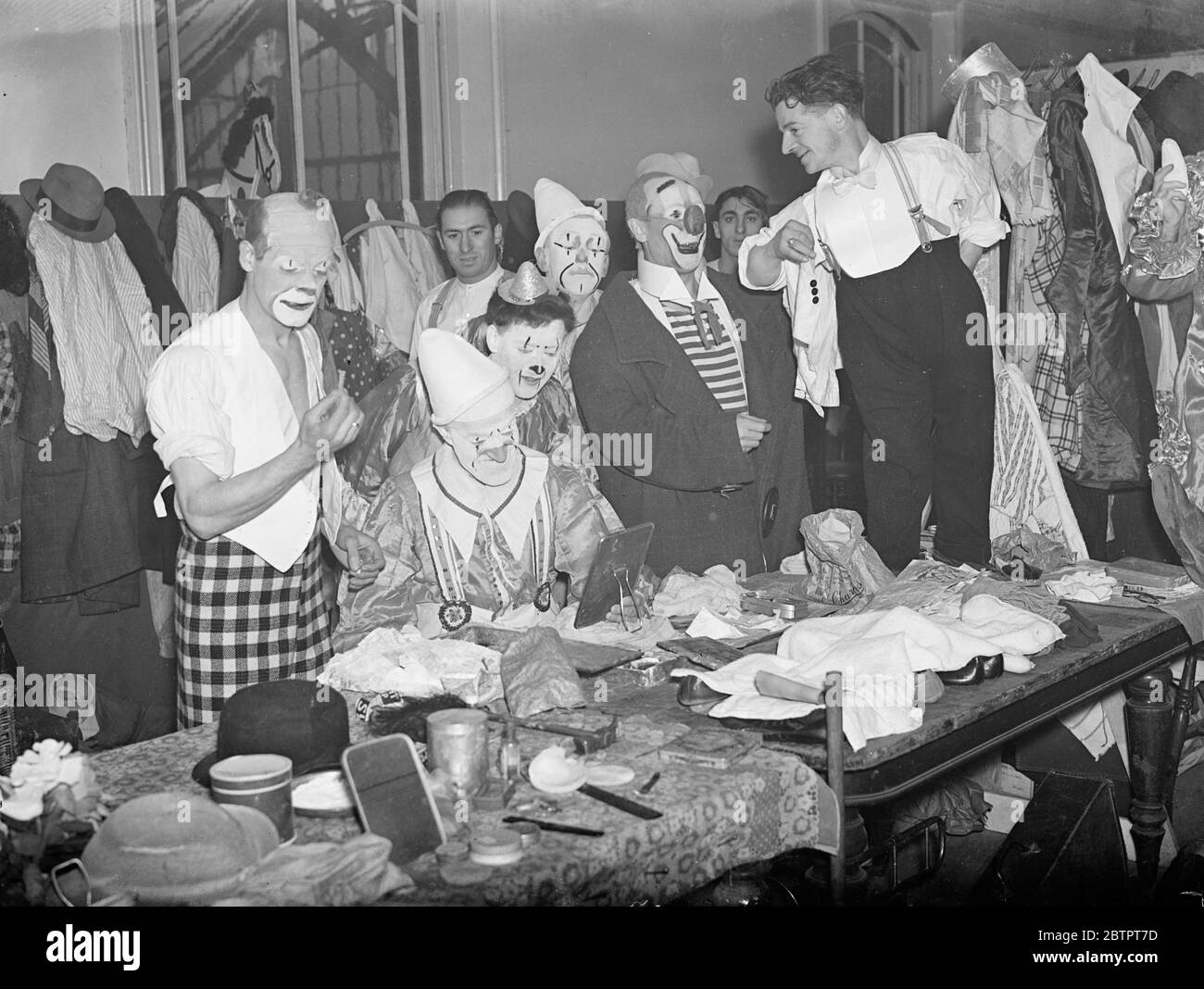 Dietro le quinte del circo di Natale. Il Circus di Althoff ha aperto il suo ingresso alla Royal Agricultural Hall di Islington, come una delle attrazioni di Natale di Londra. Spettacoli fotografici, clown che compongono la Sala agricola. 20 dicembre 1937 Foto Stock
