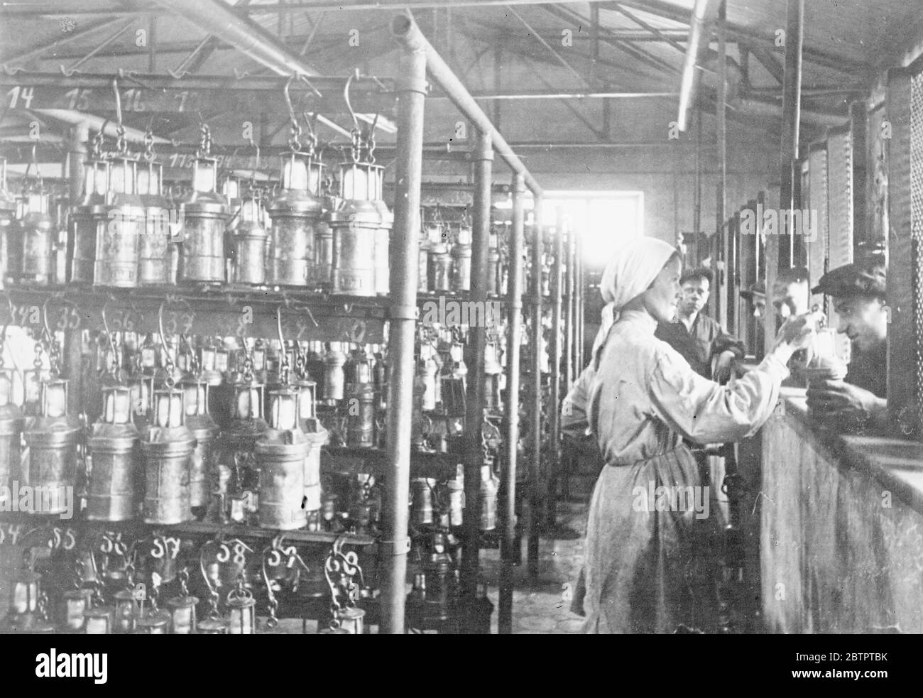 Luce per il minatore. La sala delle lampade della miniera di Ilyich a Kadiyevka nel terzo bacino Don dell'Unione Sovietica. Foto Stock